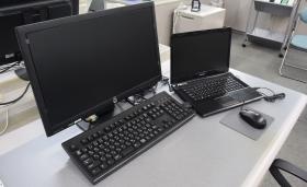 現在の執務室は固定席。一人一台ＰＣ・モニター等を支給します。