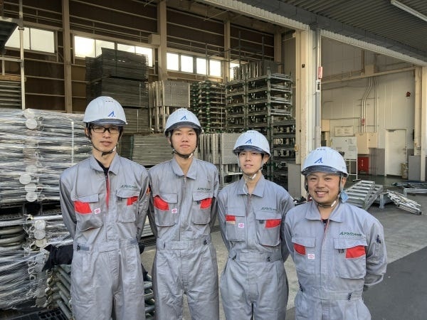 一緒に働くメンバーです！わからないことは何でも先輩たちに聞いてください♪