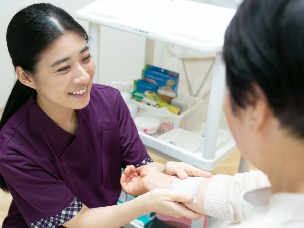 働くスタッフを大切に考え、年間300以上の講座がある研修をご用意！必要な知識やスキルアップに役立つ研修など、しっかりと学ぶことができます！