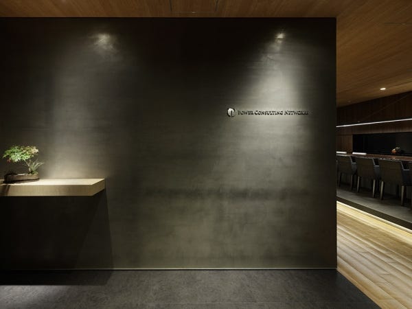 本社エントランス。和モダンで落ち着いた空間です。