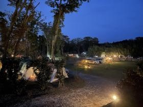 日暮れのキャンプ場