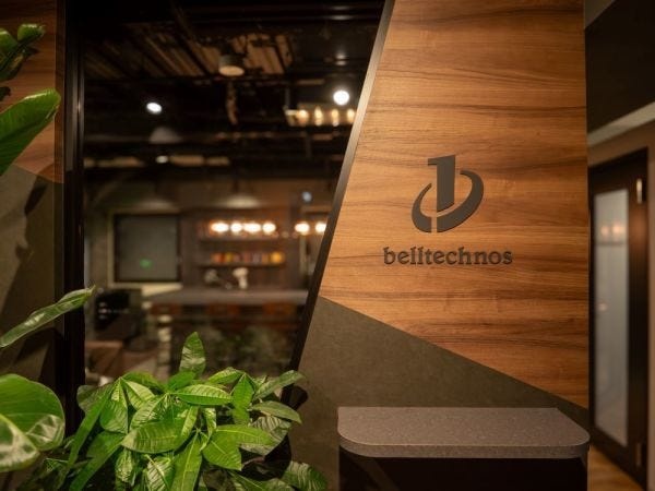 【新宿オフィス】移転間もない新オフィスは「まるでカフェのようだと大好評♪」こちらは、来客されるお客様をお迎えするエントランスです！