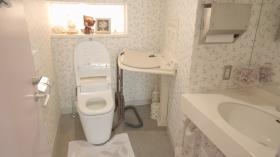 お手洗い｜バリアフリー、ベビーベッド完備