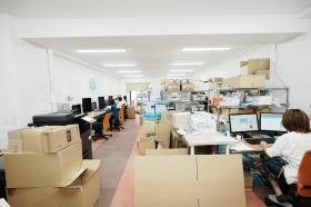 商品の発送やお客様対応を行っています