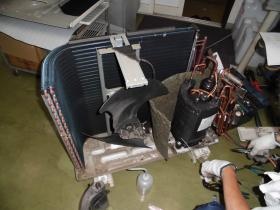 エアコン室外機 修理作業
