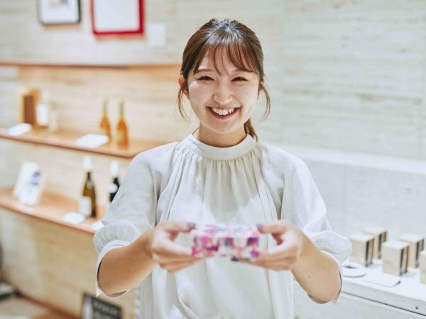 プレゼンタ―は“リレーのアンカー”。カカオ生産者、農家さん、パティシエなどたくさんの方から引き継いだ想いのバトンをお客様に伝えます。