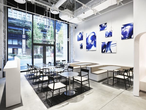 2024年12月にオープンした丸の内店は、当社初のカフェ併設型ショップ。ブランドの世界観を新たな形で体験できる旗艦店舗となります。