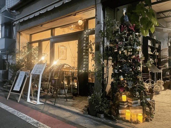 古民家の１Fはカフェとして現在運営中。２Fはギャラリーなどの場所として使用しています。