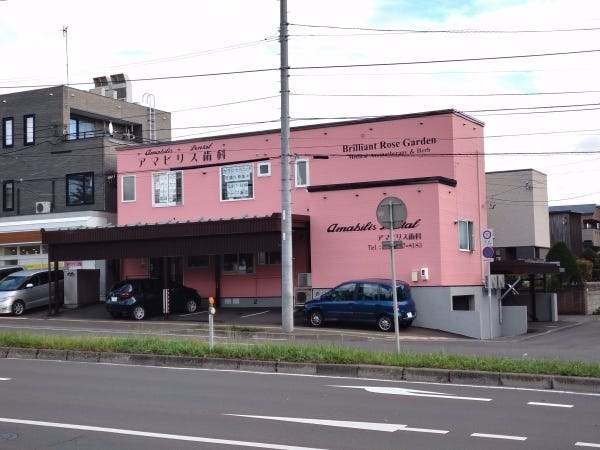 南郷通りに面した当院の正面です。新さっぽろ駅前のふれあい広場の真向かい、厚別区役所や厚別消防署のななめ向かい、駅徒歩1分の便利な立地です。