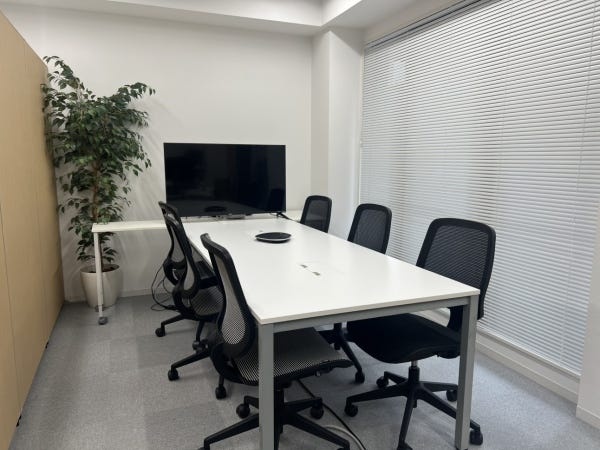 打ち合わせや研修に利用する、明るく開放的な会議室です♪