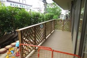 姉妹小規模保育園「どんぐりっこもとやま」のウッドデッキ。