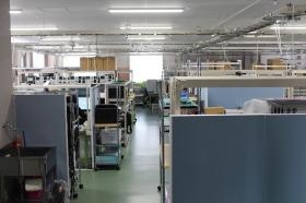 社内（３）：整理整頓された、ゆとりのある社内スペース