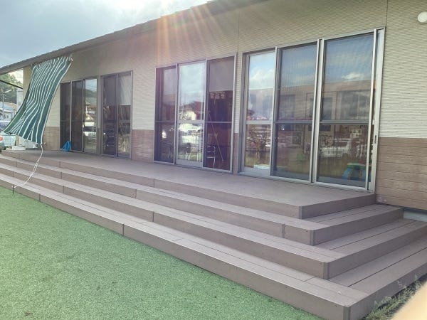 ＜子ども主体の保育を実践＞ 広い園庭とデッキがあり、子どもたちがのびのび身体を動かして遊べます♪