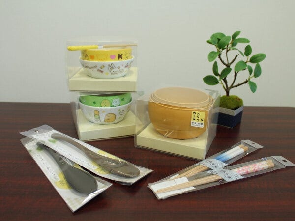 プラスチック製食器の塗装補助や検品・プラ食器の製造スタッフ（未経験歓迎・夜勤なし）