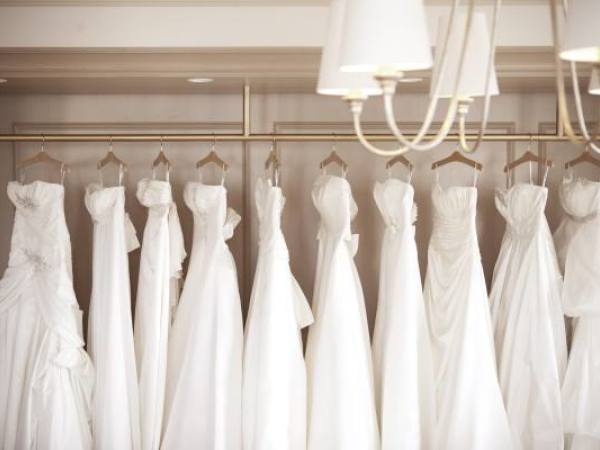 ドレスショップではお客様のスタイルや好みをカウンセリングしながら衣裳をご提案していきます。