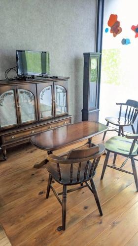 利用者さんの休憩スペース、職員と談笑することもあります