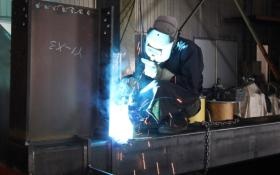 工場内＿１ 溶接作業