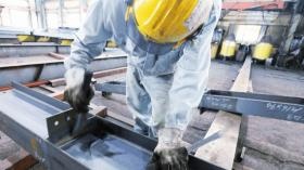 工場内＿３ スパッタ除去作業