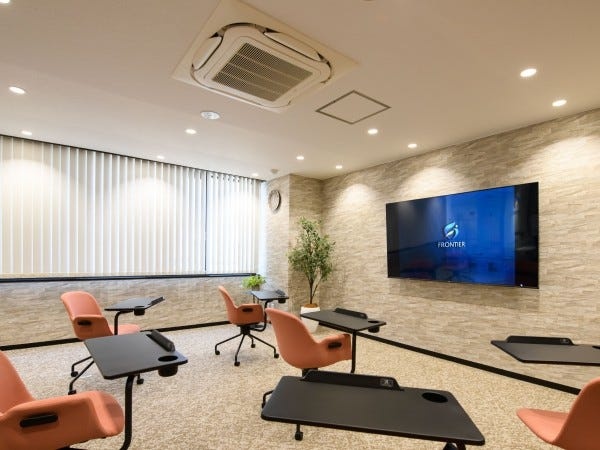 カフェのようなセミナールームは自社の研修や休憩時間に利用可！大画面モニターで動画やTV視聴なんて楽しみ方も！