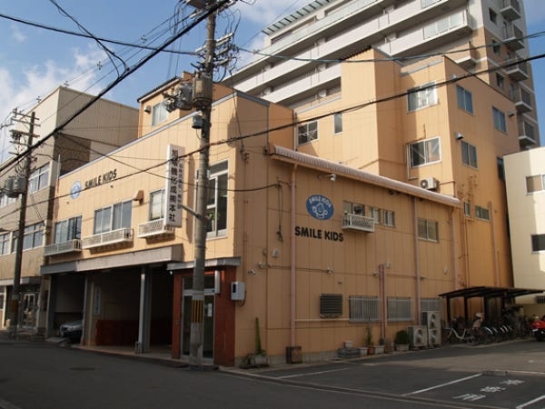 大阪本社の外観です。この拠点で関連会社含め40~45人ほどが勤務しています。ライフ新深江店の真裏にあります。