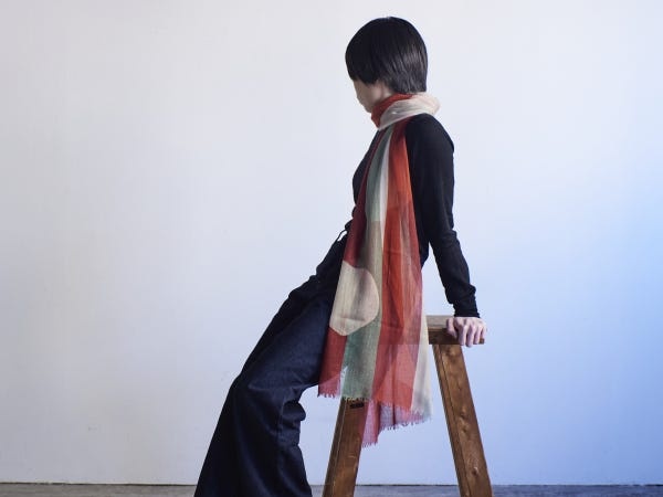 製品：秋冬にカシミヤガーゼのイメージ写真。自社のショールームで撮影。