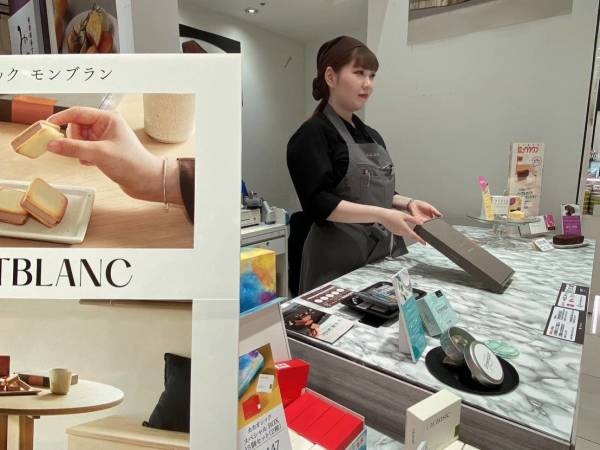 スタッフは20～30代。頼もしい先輩が丁寧に教えるのでご安心ください！スタッフ同士の仲の良さも自慢の一つです♪※写真は大丸東京出店時です