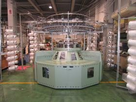 弊社が製造している「丸編機」です