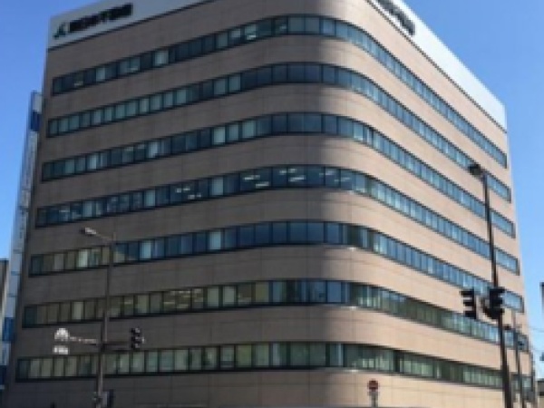 オフィスは、県庁近くのビルの３階にあります。