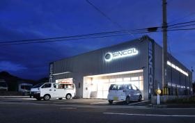 社屋前面（夜間）