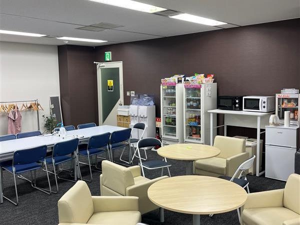 休憩スペースは広々としており、施設も◎電子レンジに冷蔵庫もあり、小腹を満たす軽食の販売もしています♪