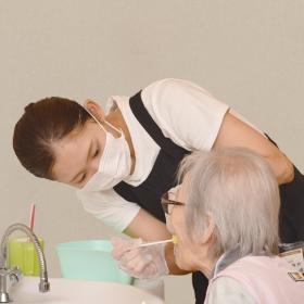 口腔ケアの様子。誤嚥や嘔吐反射に気を付けながら、丁寧に。