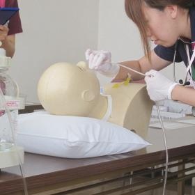 研修風景。介護に必須の知識と技術を学び、喀痰吸引も充実。