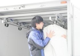 次の日に訪問するお客様のユニフォームを積み込んでいます