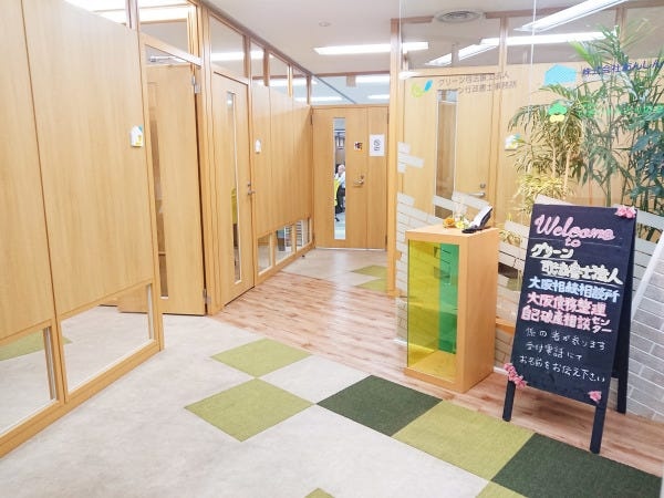 勤務いただくオフィスです。毎朝掃除をしているので、今でもキレイです。