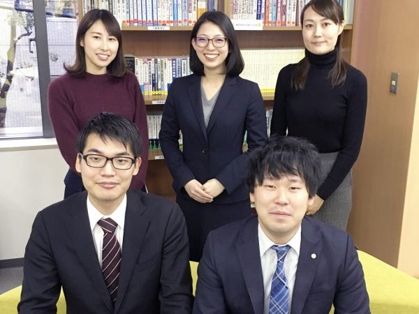 法務担当の方たちです。Webサイトで集めていただいたお客様の対応します。