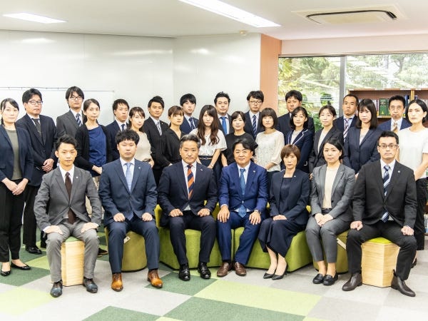 一緒にはたらく人たちです。倍以上いますが入りきりません。