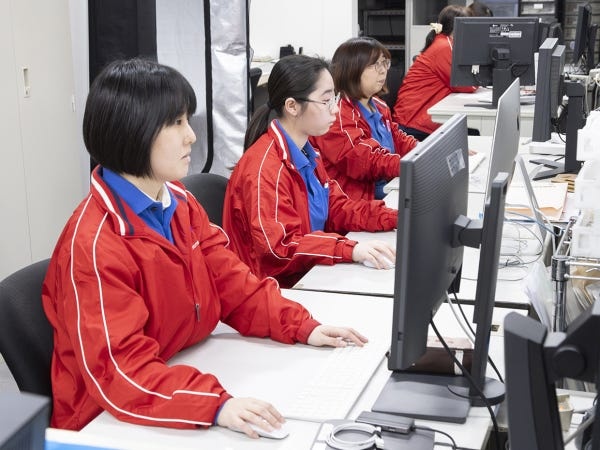 新商品のプロモーションを飾るポスターや、商品のパッケージ、パンフレットなど。手がけるのは全て、高いクオリティが求められる制作物です。