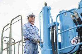 真剣な眼差しで機械操作してます。。。。