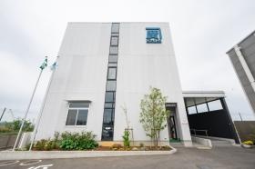 令和２年に建てた、まだまだピカピカ社屋です