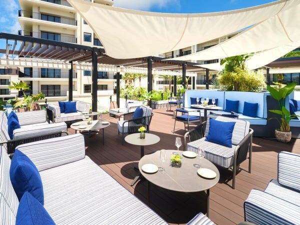 インフィニティプールににある開放的なリゾートレストラン＜Lobby Bar＞