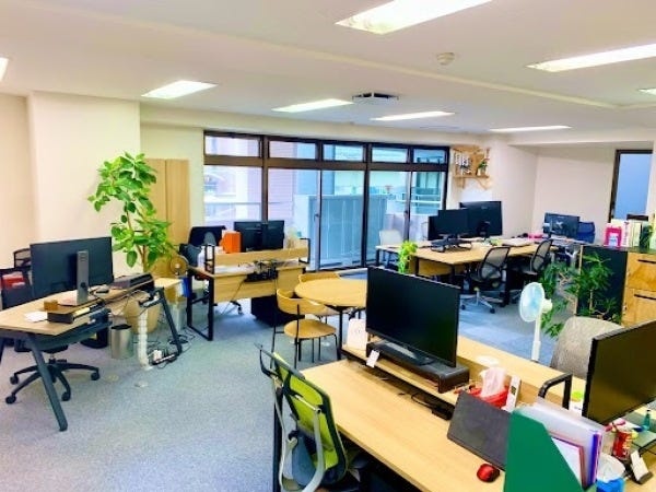 機能的で綺麗なオフィスには談話スペースもあって居心地抜群です♪