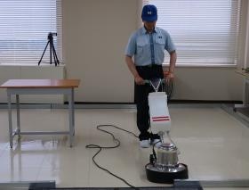 業務課（社内ビルクリーニング研修の様子です）