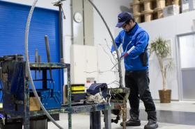 ワイヤー加工場面