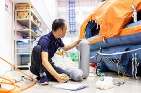 膨脹式救命いかだ用ボンベの点検