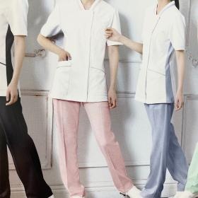 今人気の白衣は襟なし、パンツスタイルです。