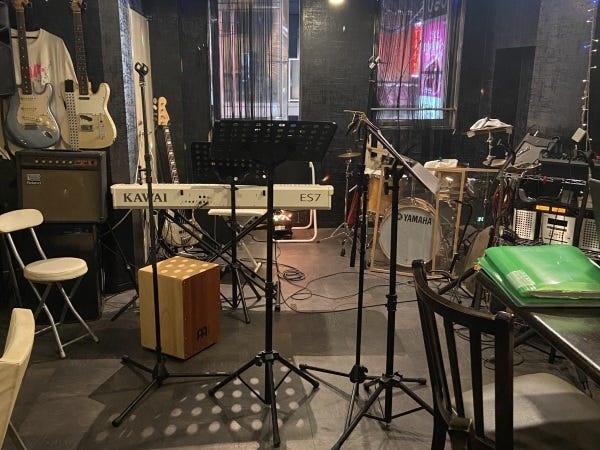 ステージで生演奏カラオケをしています