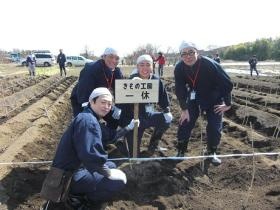 桑畑を育て国産生糸の育成に努め、伝統産業に貢献しています