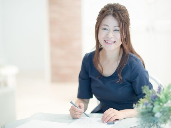 デザイナー桃世はオーダーのお客様を対応しています