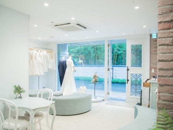 ドレスサロン「LaReine」店内１F