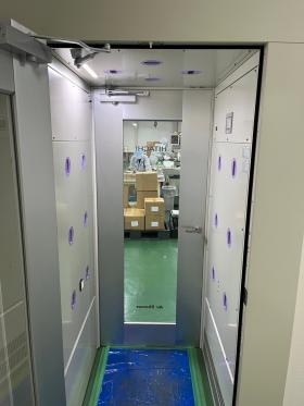 作業現場に通じる、エアシャワー室です。